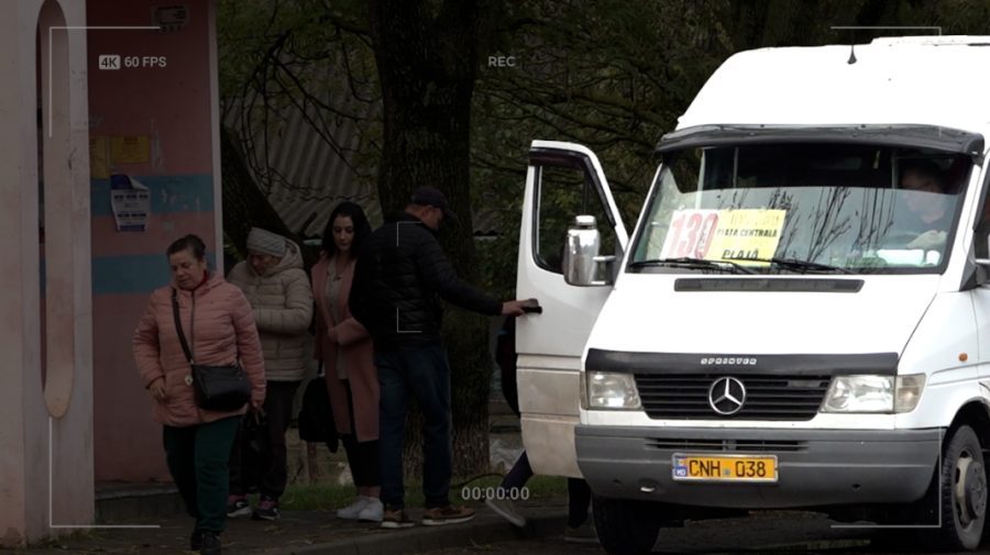 REPORTAJ Ruta de microbuz 130, în centrul unui scandal. Cine permite îmbarcarea pasagerilor în cinci sate