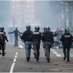 Parisul se teme de noi proteste. Locuitorii cumpără gaz lacrimogen și spray-uri cu piper