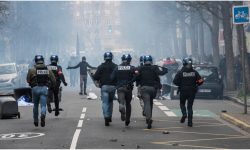 Parisul se teme de noi proteste. Locuitorii cumpără gaz lacrimogen și spray-uri cu piper