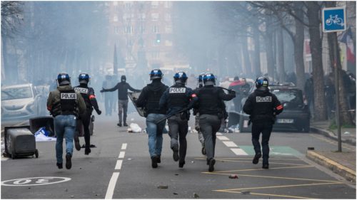 Parisul se teme de noi proteste. Locuitorii cumpără gaz lacrimogen și spray-uri cu piper