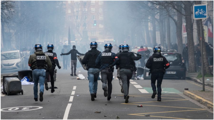 Parisul se teme de noi proteste. Locuitorii cumpără gaz lacrimogen și spray-uri cu piper