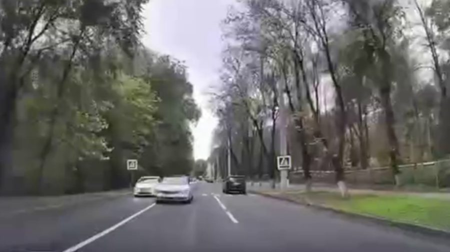 A uitat de regulile de circulație? Șofer surprins pe contrasens în Chișinău