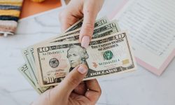 Curs valutar 28 octombrie 2026: Cât valorează un euro și un dolar