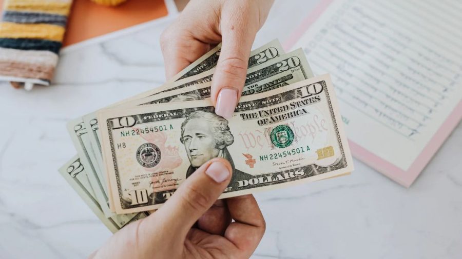 Curs valutar 28 octombrie 2026: Cât valorează un euro și un dolar