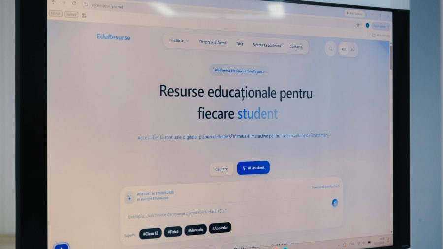 Manuale, lecții și exerciții, într-un singur loc: În Moldova a fost lansată platforma EduResurse