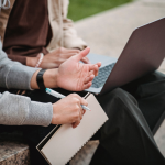 Elevii claselor a IX-a și a XII-a își pot evalua competențele digitale în cadrul unui exercițiu lansat de MEC