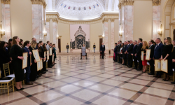 Performanța academică, răsplătită la Palatul Regal: Patru studenți din Moldova au primit burse