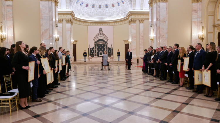 Performanța academică, răsplătită la Palatul Regal: Patru studenți din Moldova au primit burse
