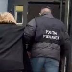 VIDEO „Găsiți un loc și împăturiți cinci bucăți”: O femeie de 67 de ani, reținută pentru escrocherie