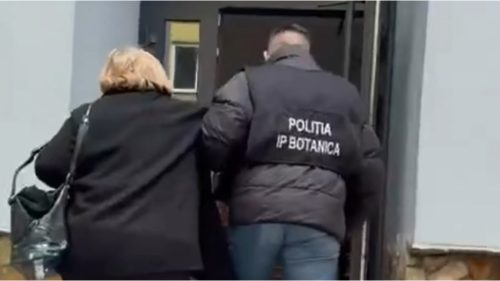 VIDEO „Găsiți un loc și împăturiți cinci bucăți”: O femeie de 67 de ani, reținută pentru escrocherie