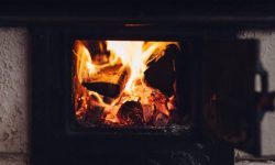 Un bărbat din Fălești, evacuat de pompieri dintr-o locuință plină cu fum. A fost dus la spital