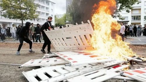 Protestele elevilor din Franța escaladează: incendii, atacuri și sute de rețineri