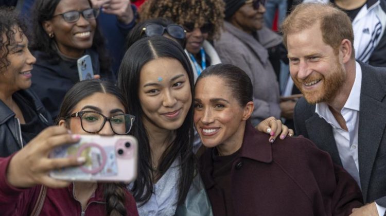 Prințul Harry și Meghan Markle, întâmpinați de localnici la prima apariție publică în Marea Britanie