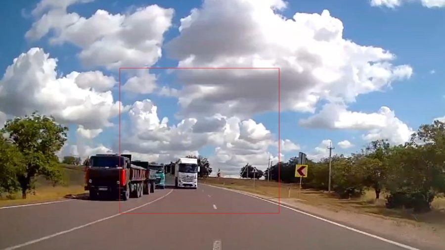 VIDEO Un șofer de camion, documentat pentru o încălcare în trafic comisă în august. Ce riscă?