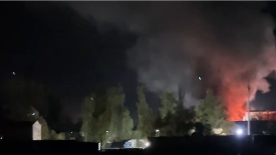 VIDEO Incendiu puternic în zona industrială din Rezina, după două explozii produse în timpul nopții