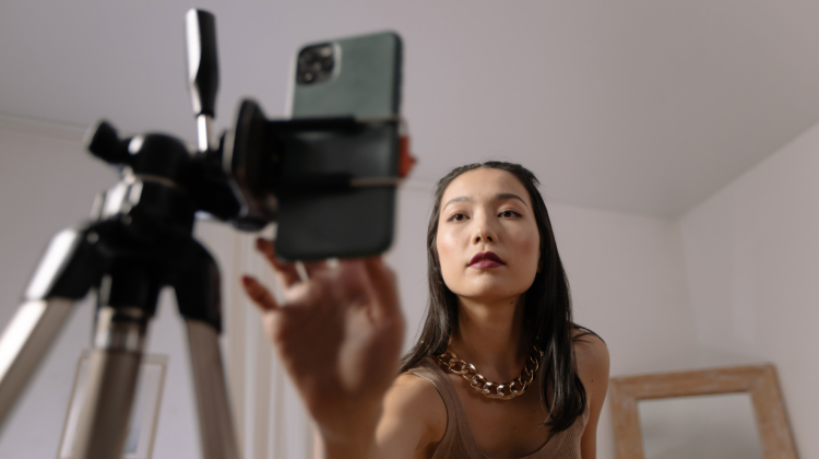 „M-am săturat ca influencerii să-mi invadeze restaurantul”. Tot mai multe hoteluri iau măsuri împotriva lor