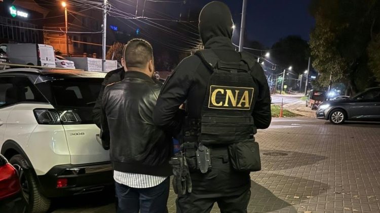 Instructor auto, reținut de CNA: Ar fi cerut până la 1.700 de euro pentru permise de categoria „B”