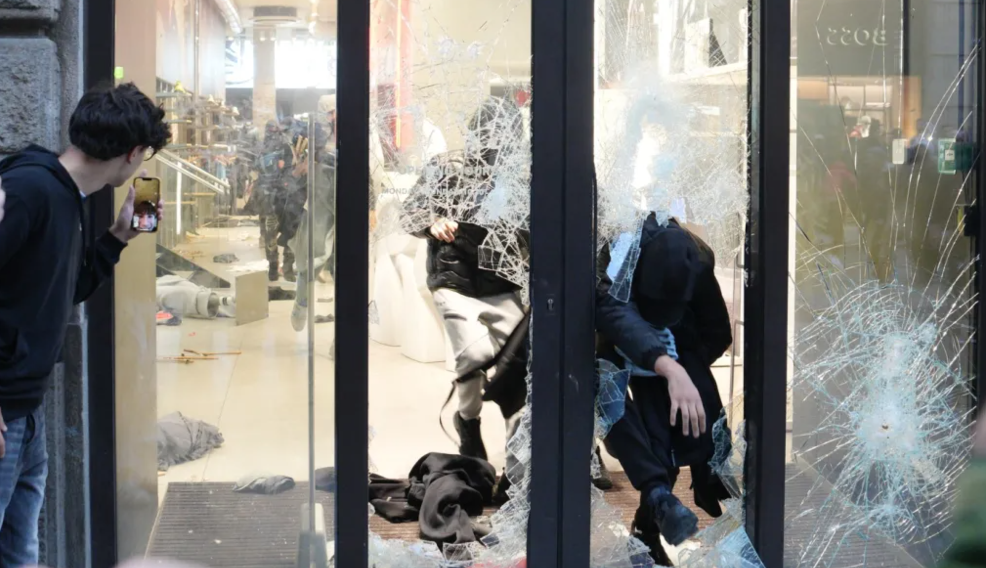 Italia trimite 500 de soldați la Milano, după protestele violente împotriva scumpirilor