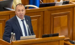 DOC Deputatul PAS Levinschi propune majorarea salariilor la instituția de stat unde este angajată soția sa