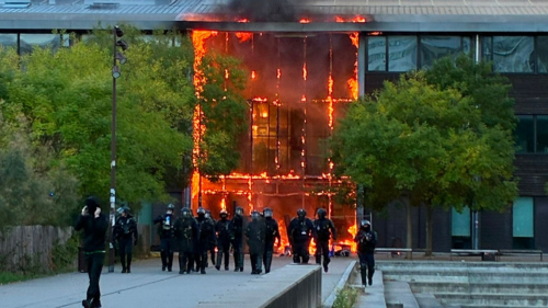 VIDEO Un liceu din Franța a luat foc în timpul protestelor elevilor: Zeci de pompieri au intervenit