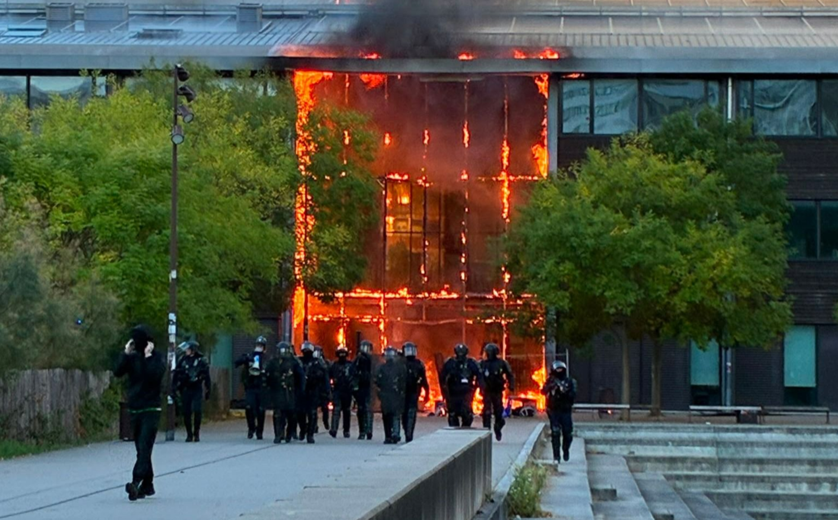 VIDEO Un liceu din Franța a luat foc în timpul protestelor elevilor: Zeci de pompieri au intervenit