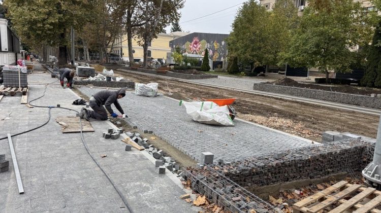 A început amenajarea unui tronson de probă pentru restaurarea caldarâmului istoric de pe strada 31 August