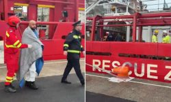 Cei nouă marinari salvați din Marea Neagră au ajuns în Portul Constanța: Au fost preluați de SMURD
