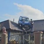 VIDEO Să vezi și să nu crezi! Soluția la care a recurs un bărbat pentru a acoperi o gaură în acoperiș