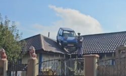 VIDEO Să vezi și să nu crezi! Soluția la care a recurs un bărbat pentru a acoperi o gaură în acoperiș