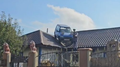 VIDEO Să vezi și să nu crezi! Soluția la care a recurs un bărbat pentru a acoperi o gaură în acoperiș