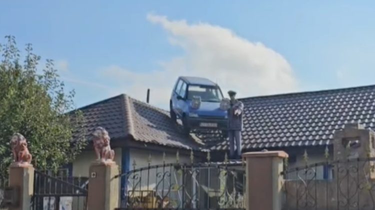 VIDEO Să vezi și să nu crezi! Soluția la care a recurs un bărbat pentru a acoperi o gaură în acoperiș