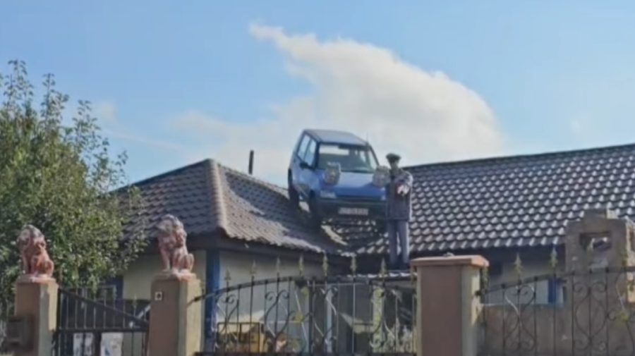 VIDEO Să vezi și să nu crezi! Soluția la care a recurs un bărbat pentru a acoperi o gaură în acoperiș