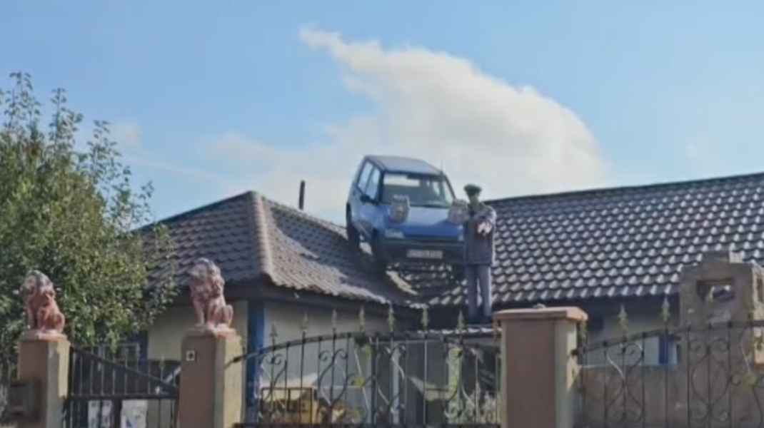 VIDEO Să vezi și să nu crezi! Soluția la care a recurs un bărbat pentru a acoperi o gaură în acoperiș