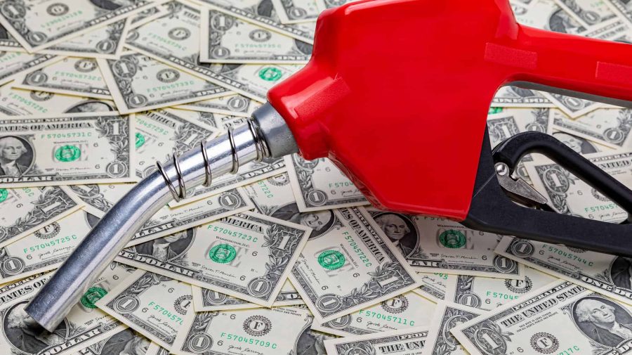 Motorina europeană a depășit 1.500 de dolari pe tonă: Cum ar putea fi afectate prețurile din Moldova