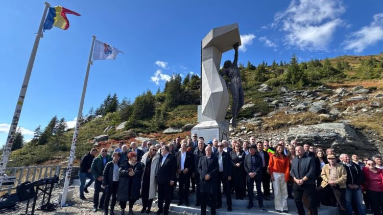 Omagiu pentru eroi. A fost inaugurat un monument pentru cei care au construit Transfăgărășanul