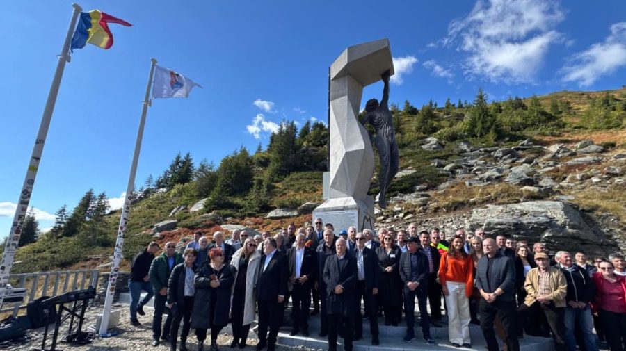 Omagiu pentru eroi. A fost inaugurat un monument pentru cei care au construit Transfăgărășanul