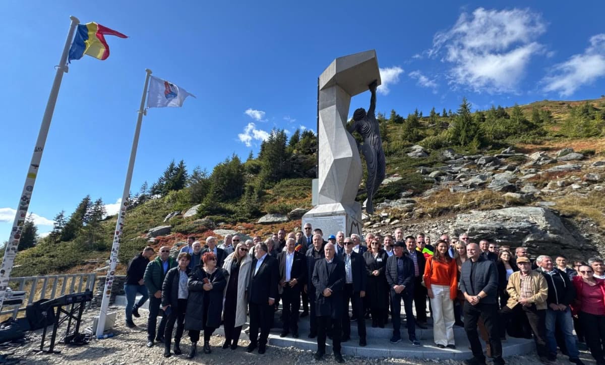 Omagiu pentru eroi. A fost inaugurat un monument pentru cei care au construit Transfăgărășanul