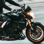 VIDEO Motociclist de 21 de ani, prins cu numere false și fără permis, după ce a fugit de polițiști