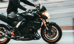 VIDEO Motociclist de 21 de ani, prins cu numere false și fără permis, după ce a fugit de polițiști