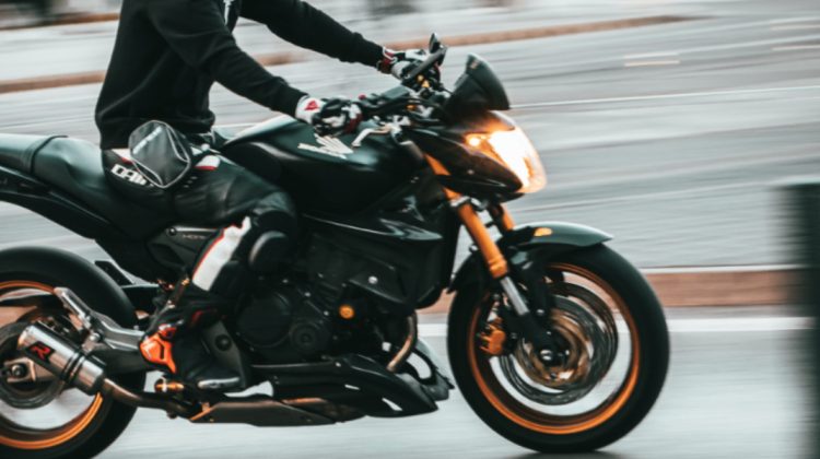 VIDEO Motociclist de 21 de ani, prins cu numere false și fără permis, după ce a fugit de polițiști