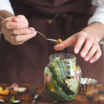 Murăturile și fibrele, aliați ai microbiomului intestinal. Recomandările unui medic