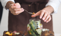 Murăturile și fibrele, aliați ai microbiomului intestinal. Recomandările unui medic