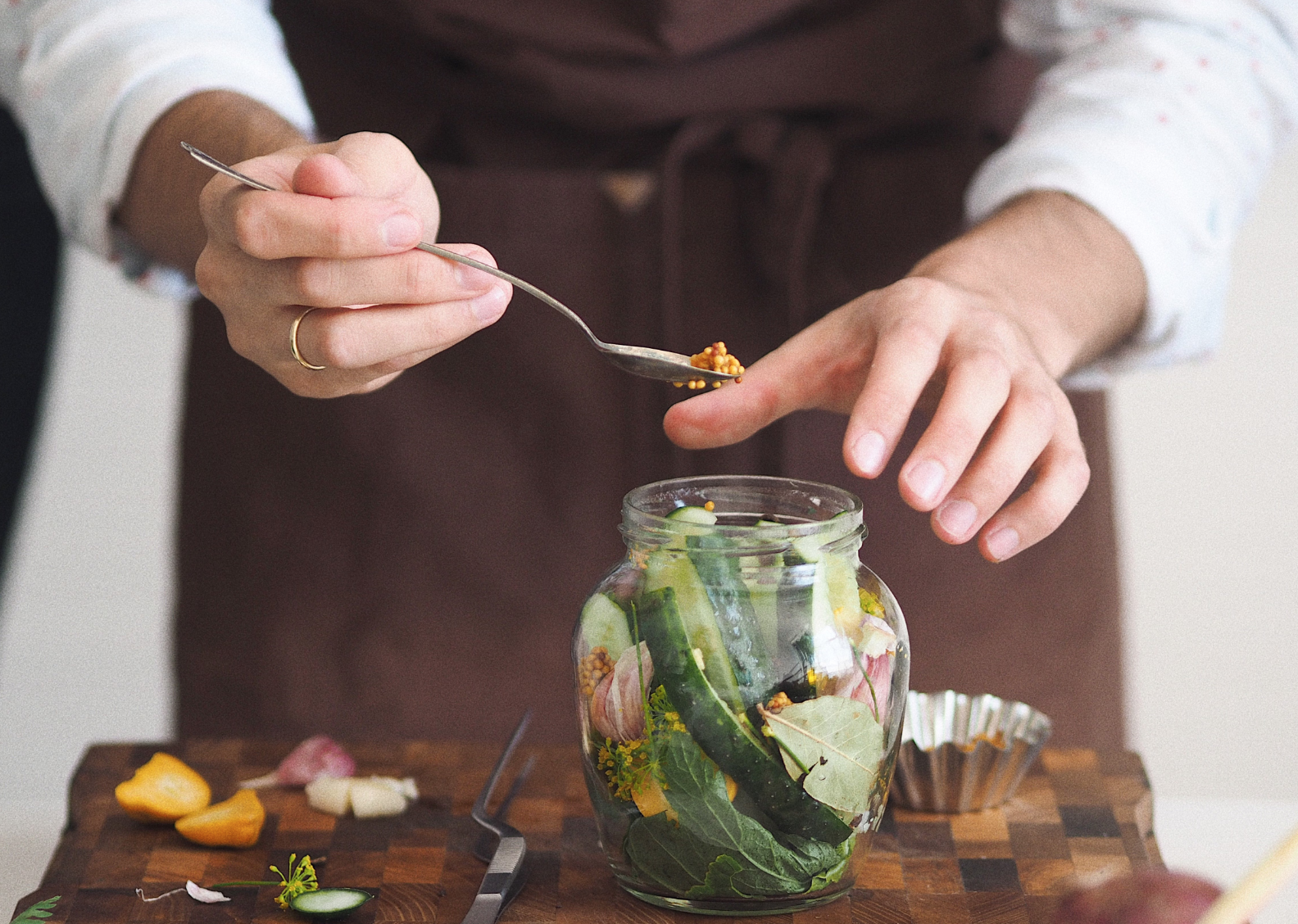 Murăturile și fibrele, aliați ai microbiomului intestinal. Recomandările unui medic