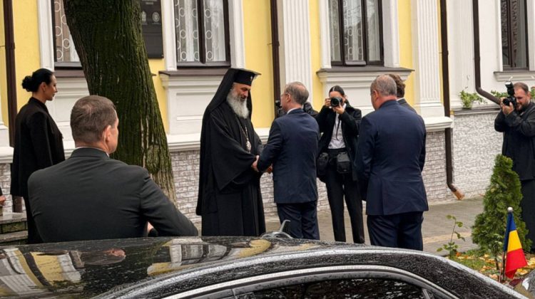 Premierul României a sosit la Chișinău: A fost primit de mitropolitul Basarabiei