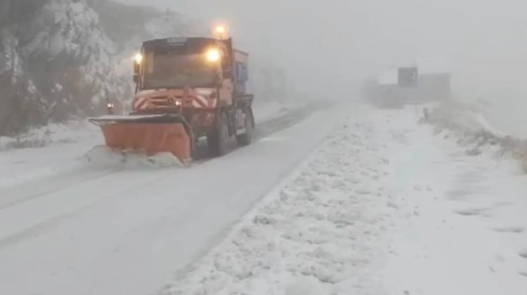 VIDEO Ninsorile abundente îngreunează circulația pe Transfăgărășan. Avertisment pentru șoferi