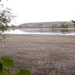 VIDEO Apa din Nistru s-a retras și la Vasilcău: Albia râului poate fi traversată pe jos