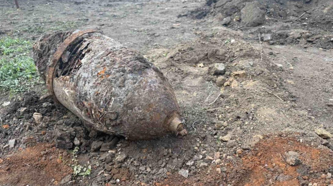 Descoperire periculoasă la Mereni, în timpul unor lucrări: A fost depistată o bombă de aviație