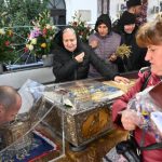 Cozi uriașe la moaștele Sfintei Parascheva. Pelerinii au stat 17 ore la rând pentru a se închina