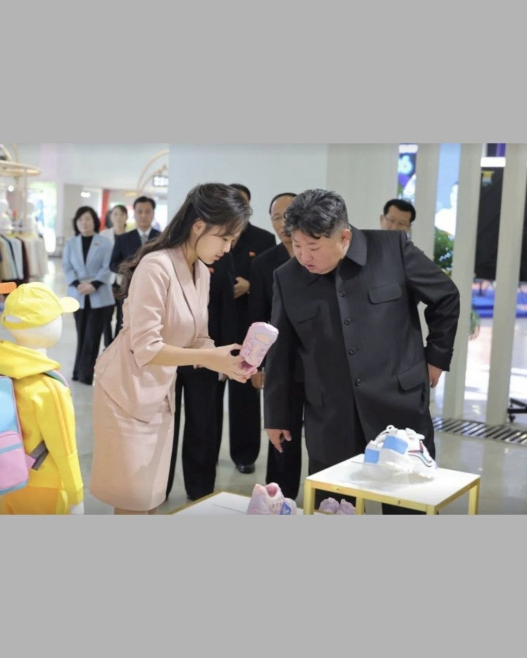 Kim Jong Un reapare în presă după informații despre o presupusă hemoragie cerebrală. Fotografiile publicate de Phenian