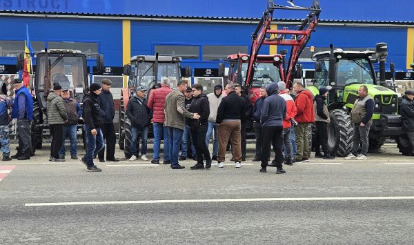 FOTO/ VIDEO Fermierii din Fălești au ieșit la protest. Cer prelungirea licențierii importului de cereale